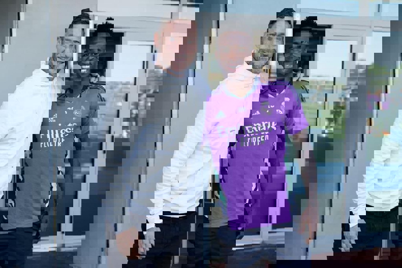 2079868