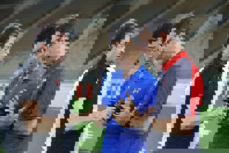 2081105