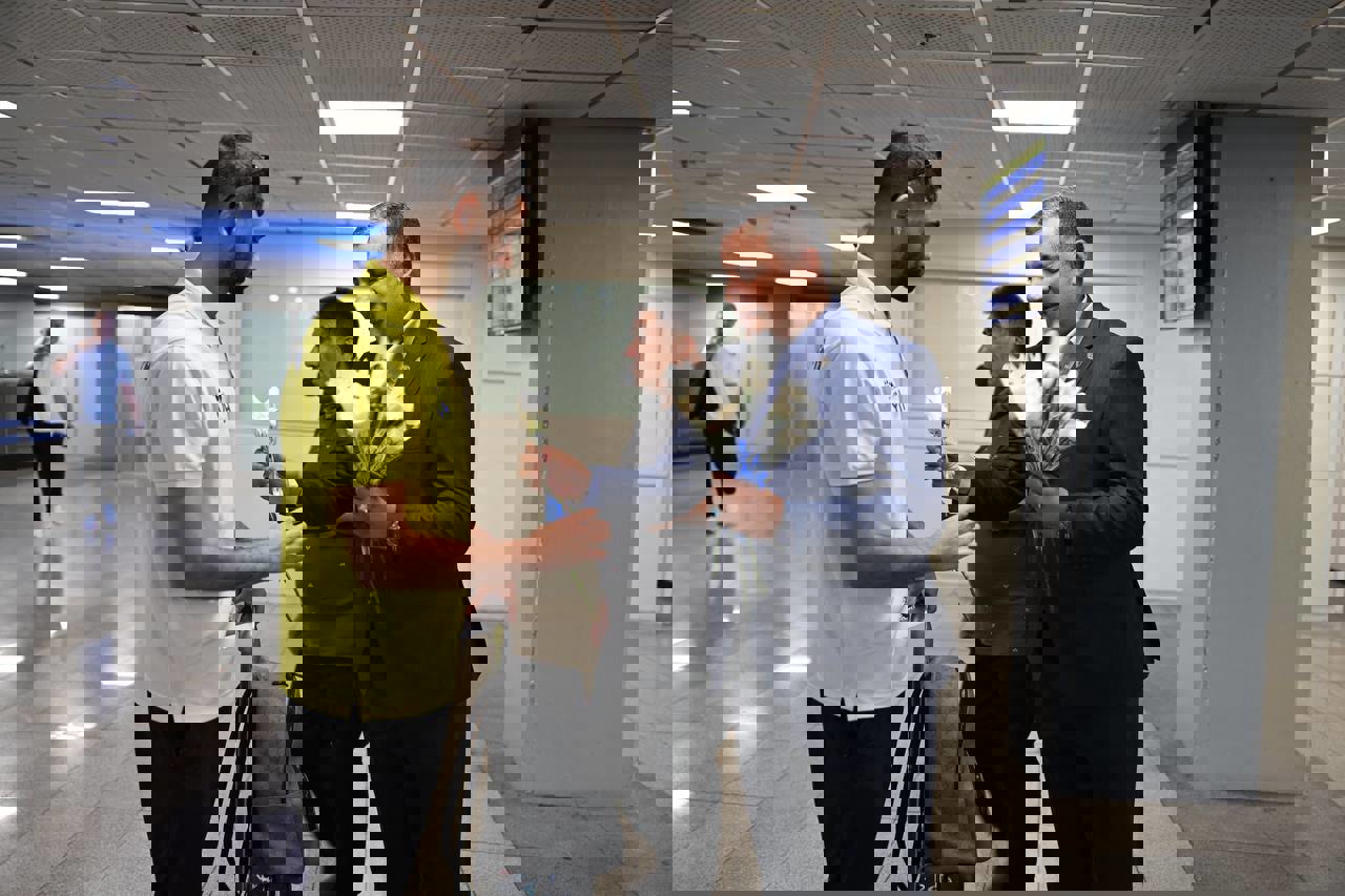 2081576