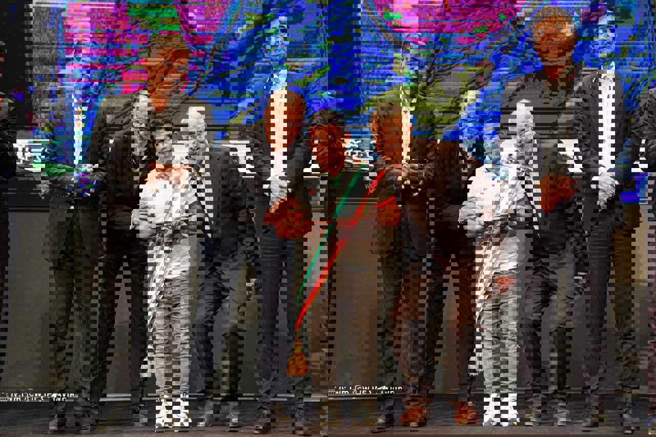 2083106