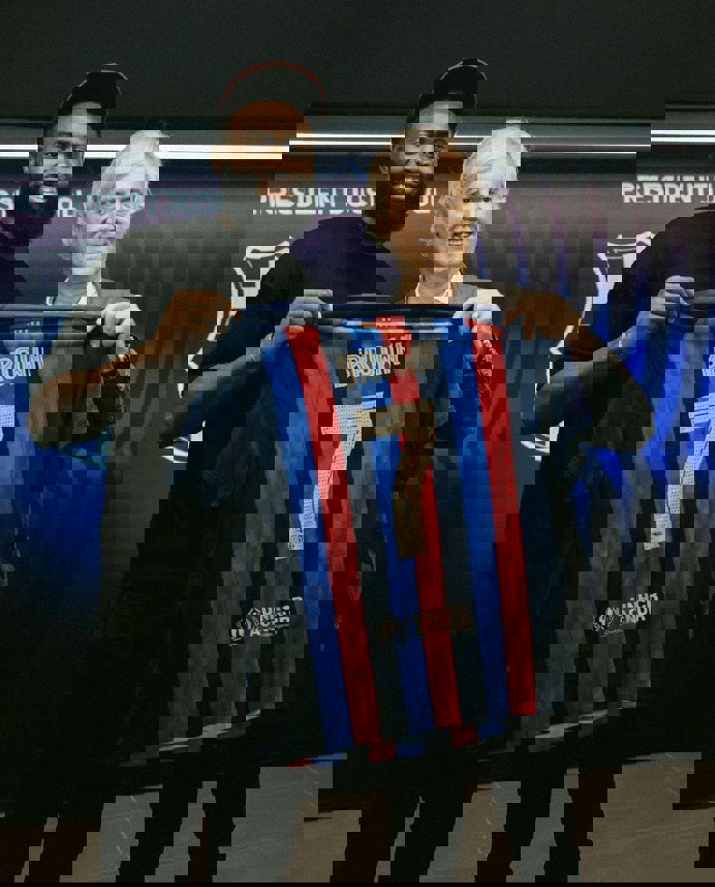 2097977