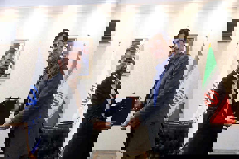 2100528