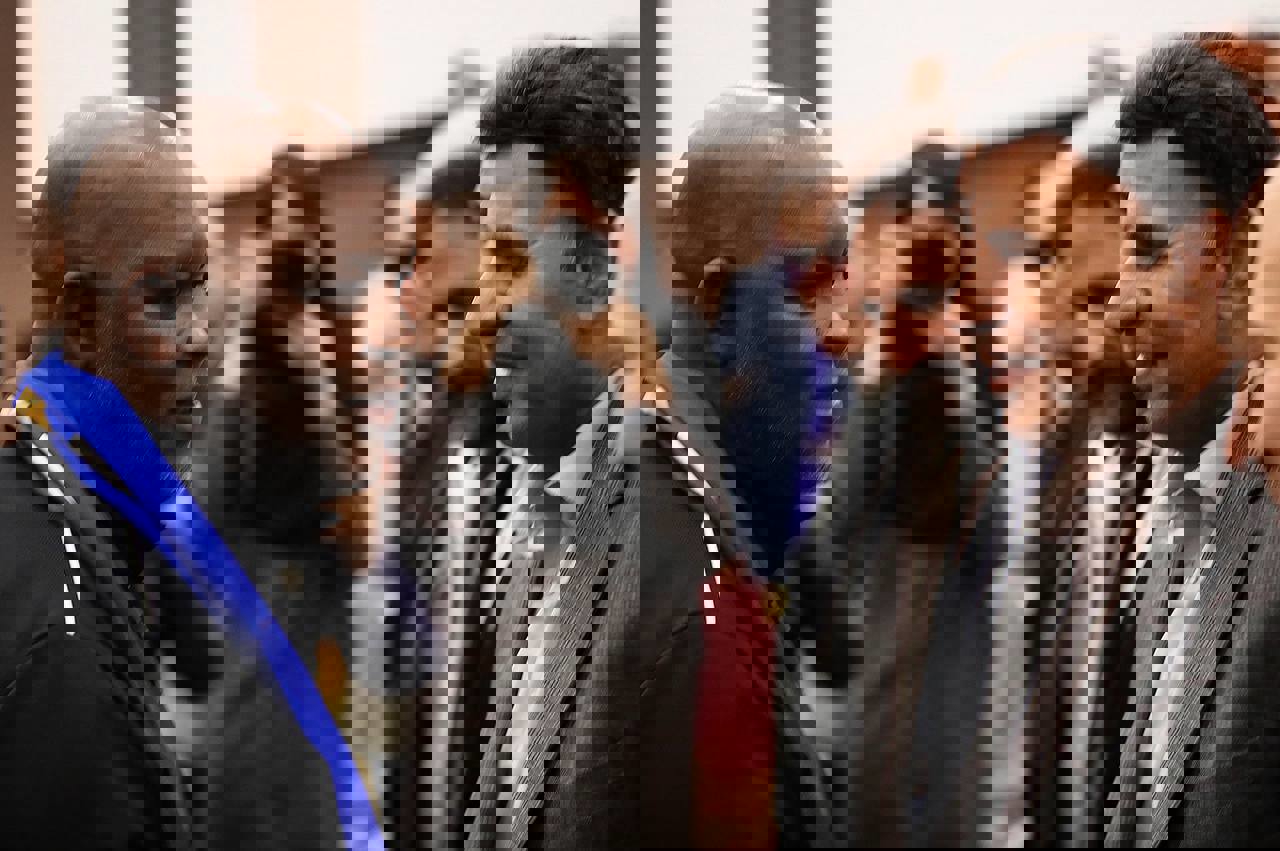 2101762