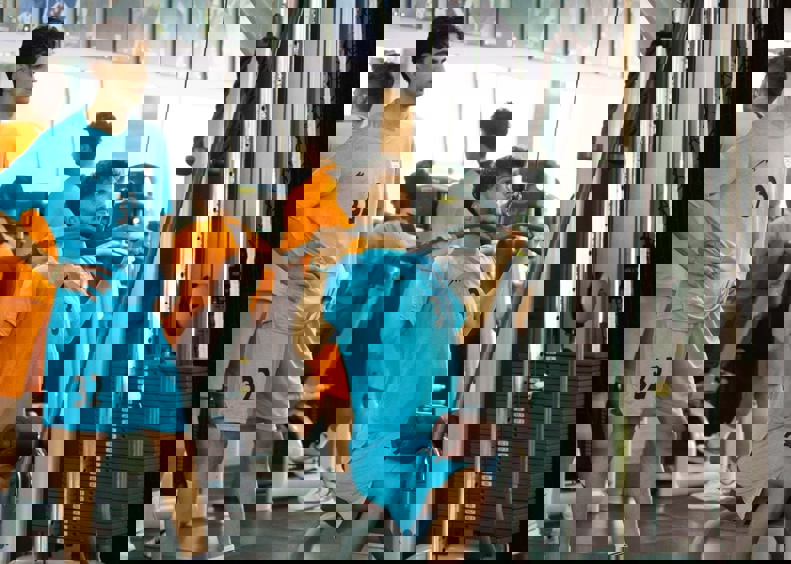 2104233