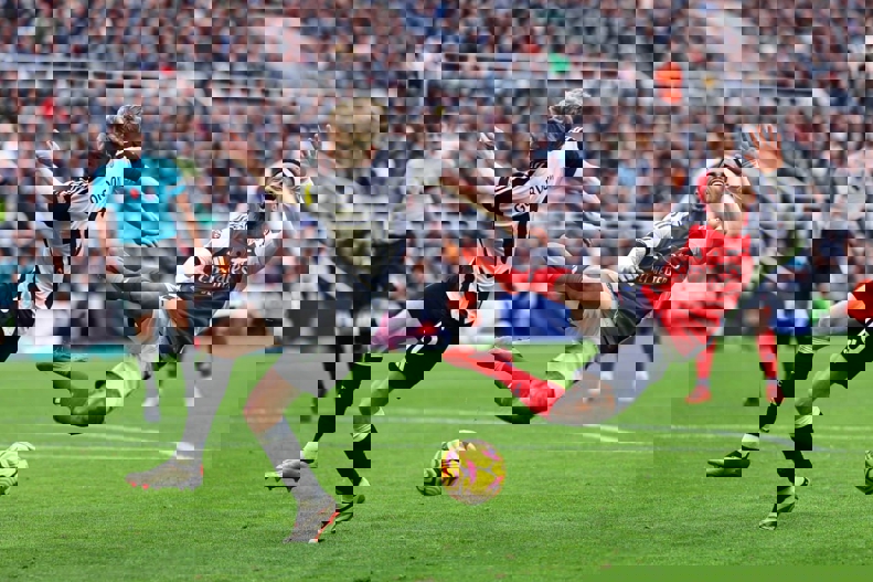 2104319