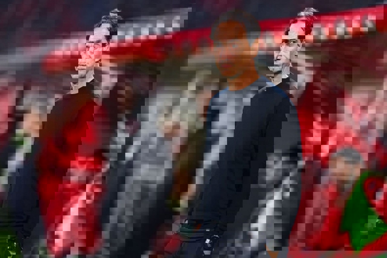 2104618