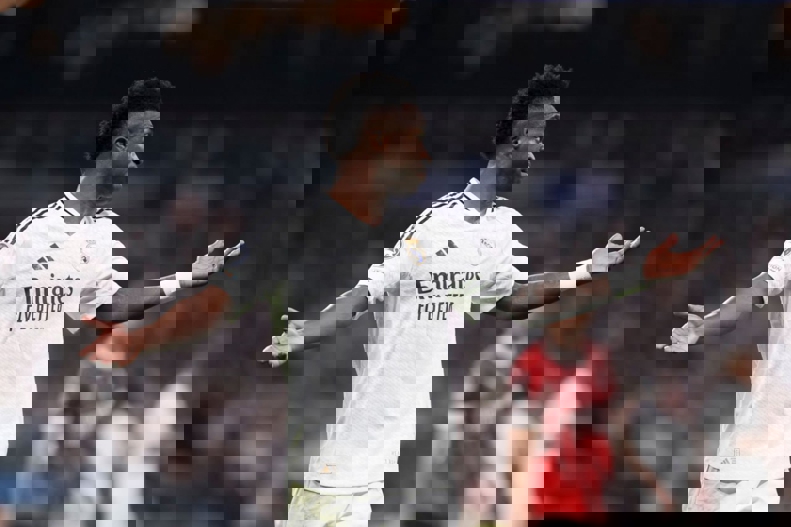 2105977
