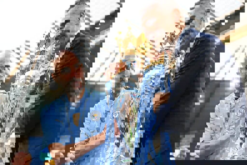 2106885
