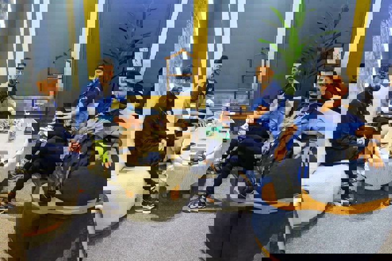 2111562