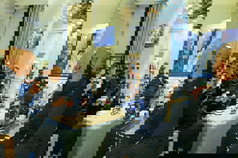 2111561