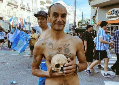 عجیبترین اتفاق فوتبال: جمجمه در استادیوم!