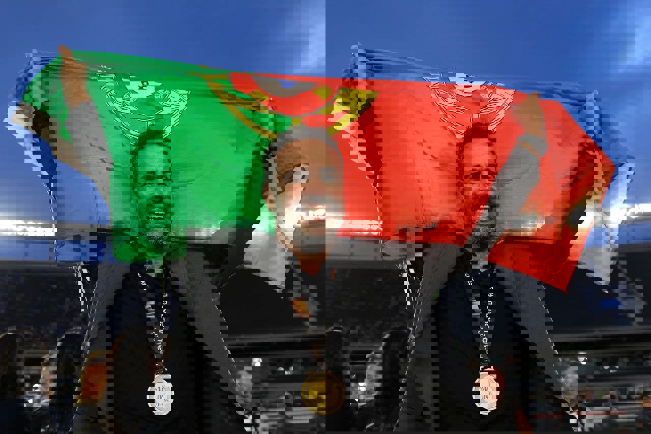 2116593