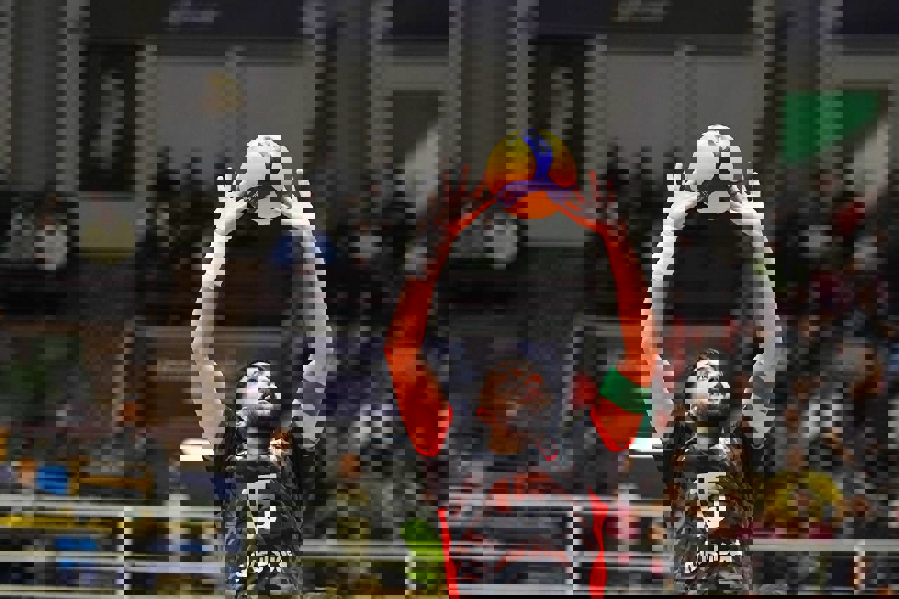 2117569