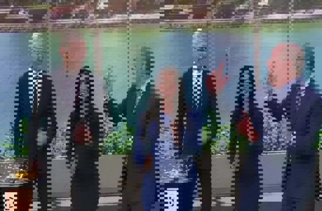 2118738