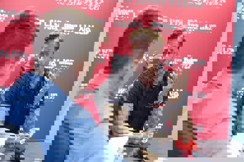 2118896