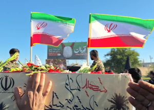 شهید گمنام روی دوش قهرمانان ایران (عکس)