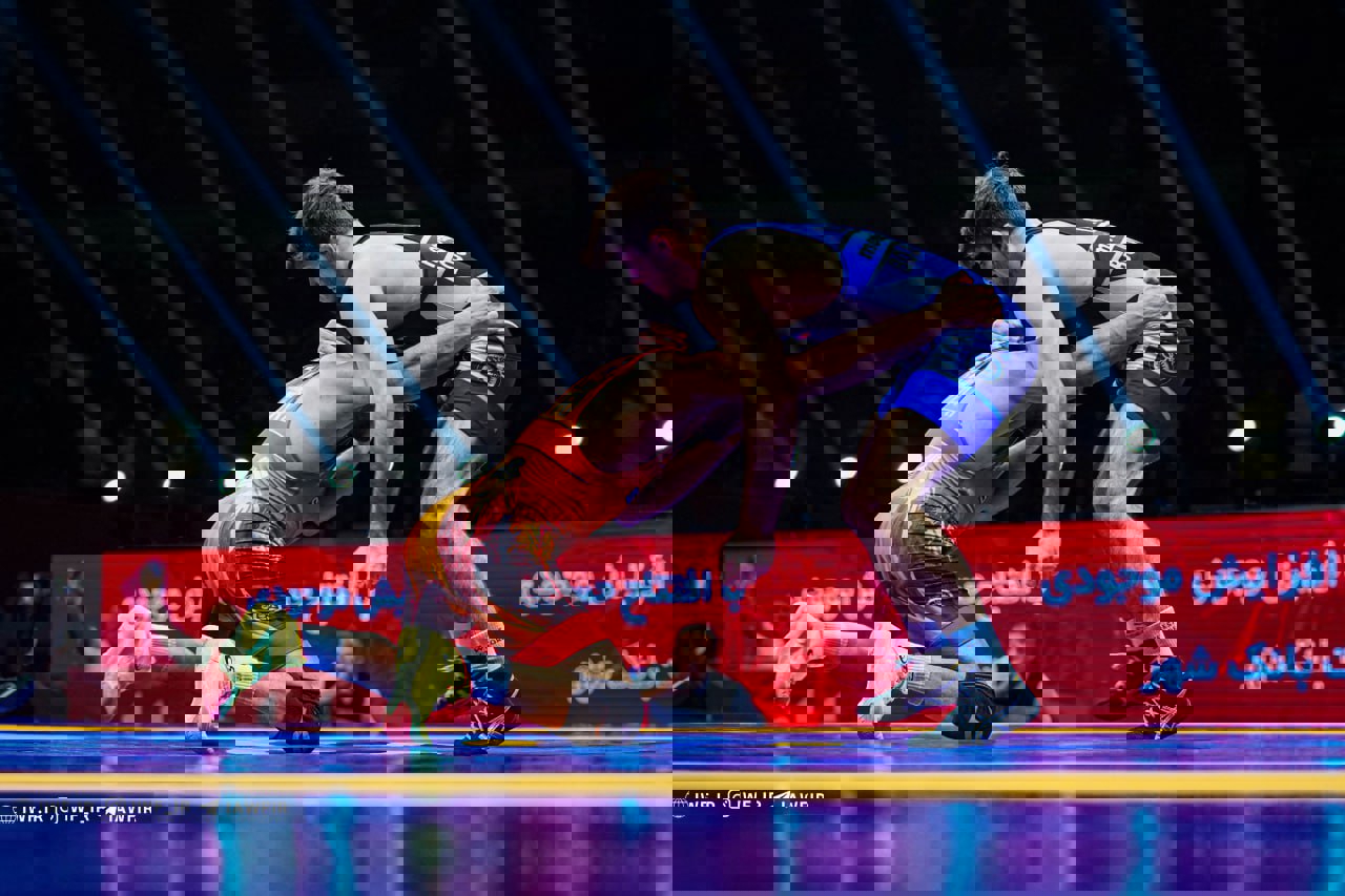 2119136