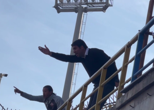 احوال متفاوت دو سرمربی محروم روی سکو! (عکس)