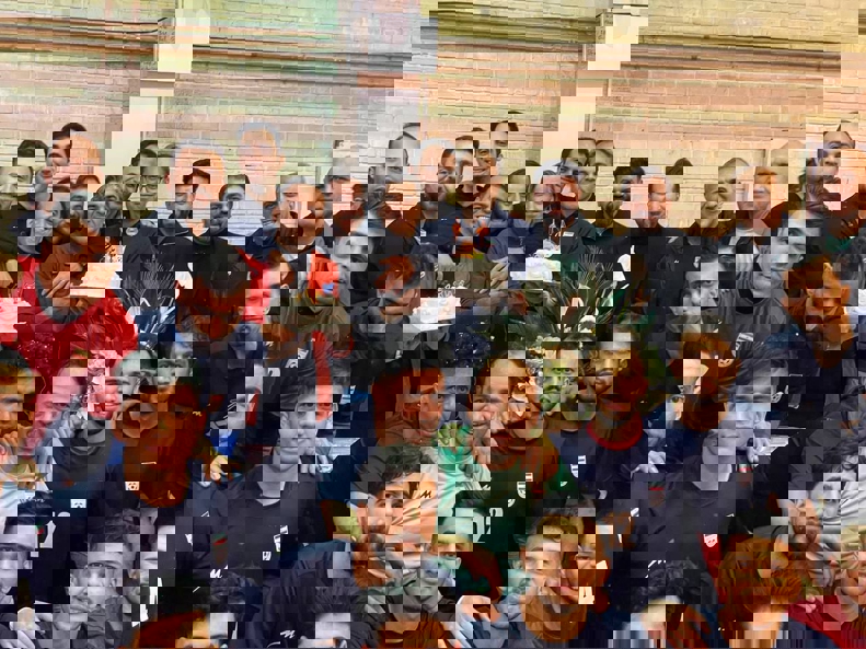 2121562