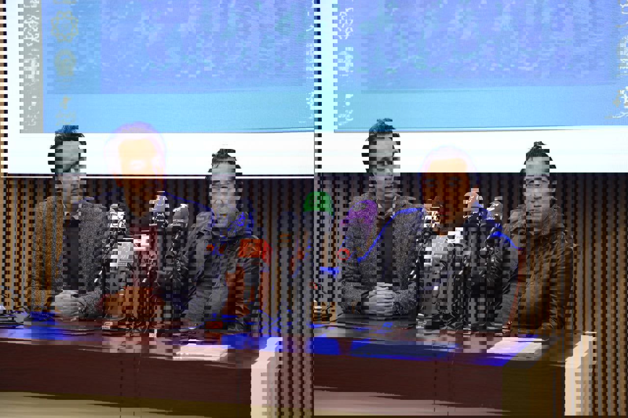 2121747