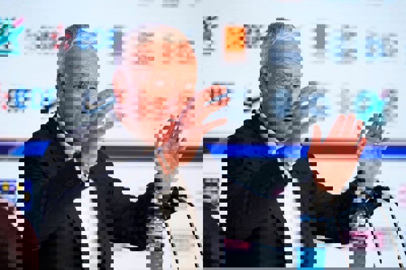 2121937