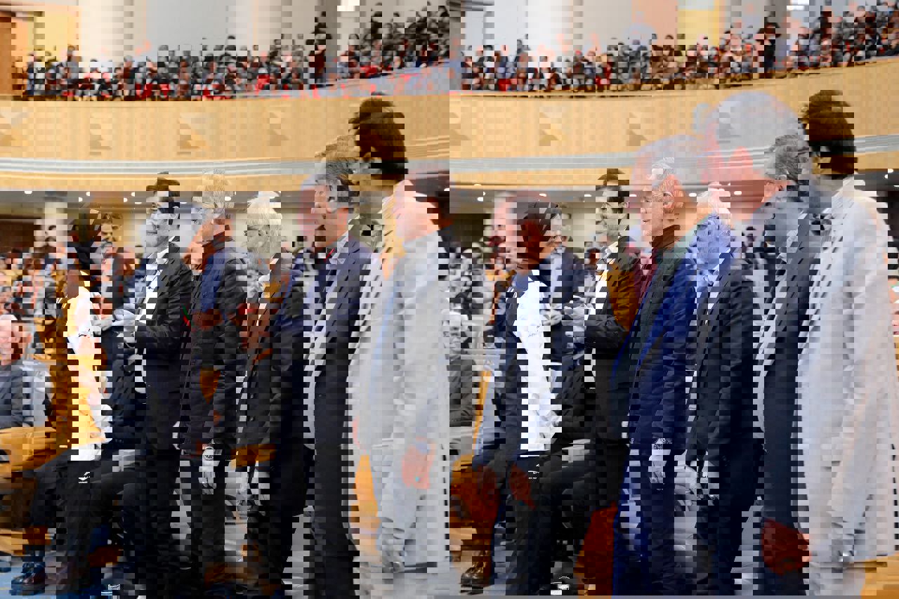 2122977