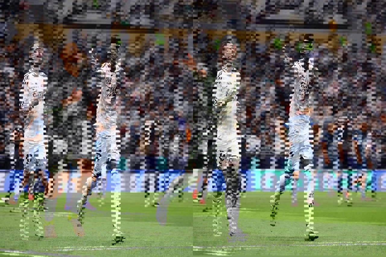 2124123