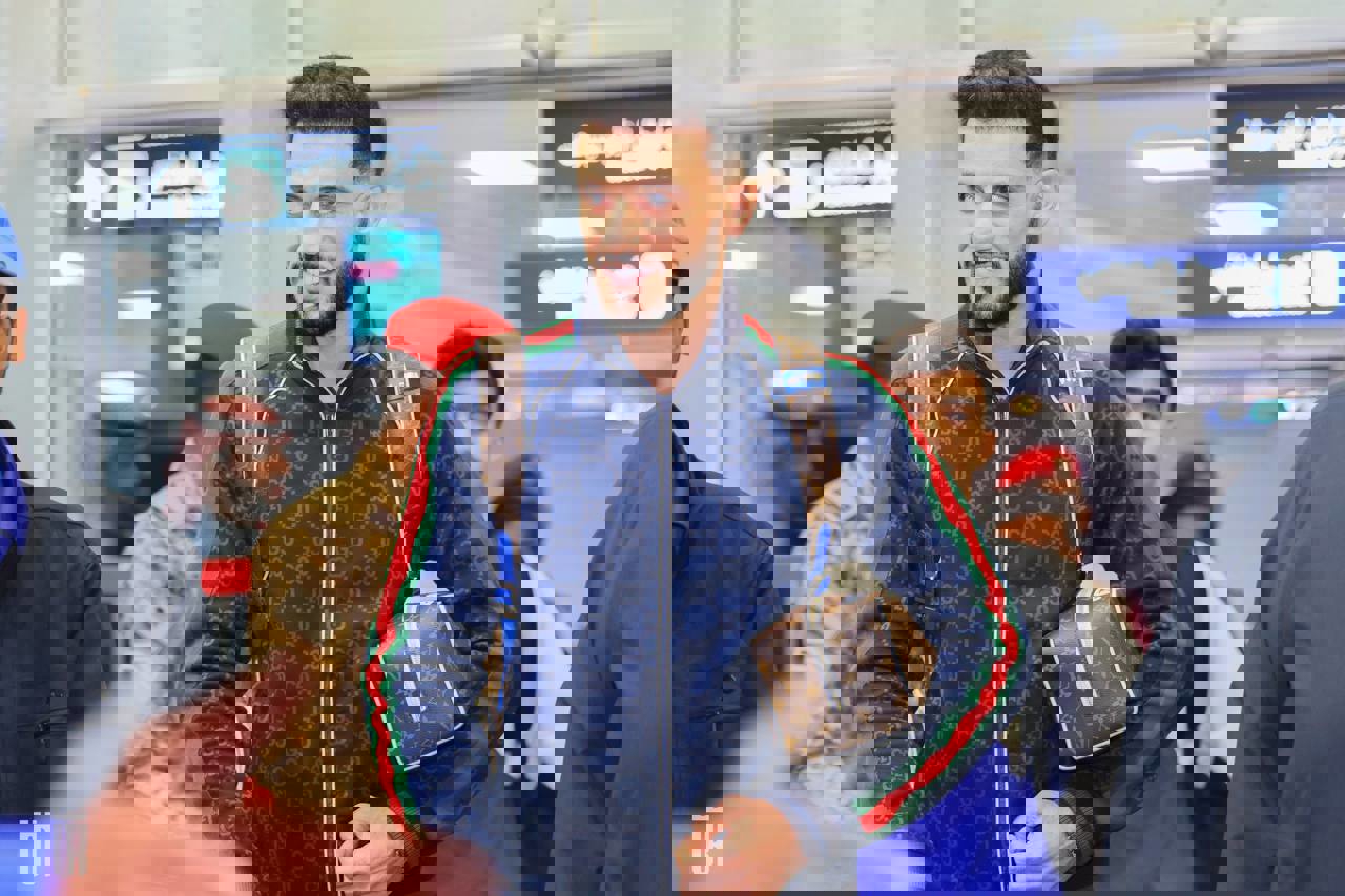 2133832