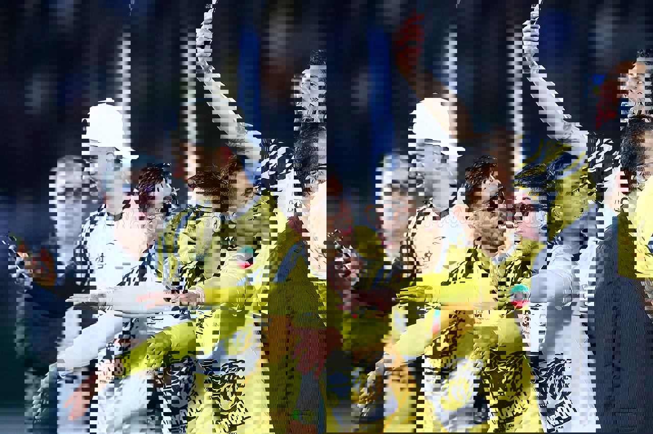 2135897
