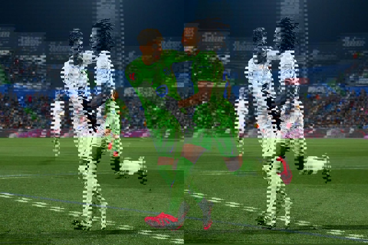 2136616
