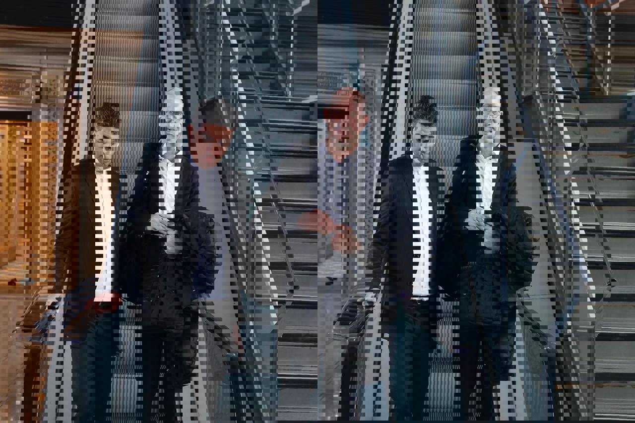 2137009