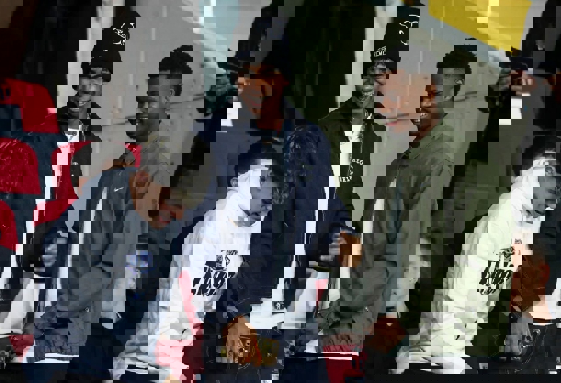 2137082