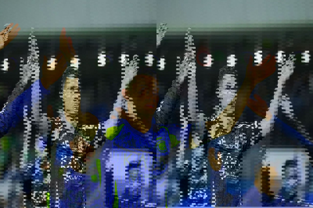 2137900