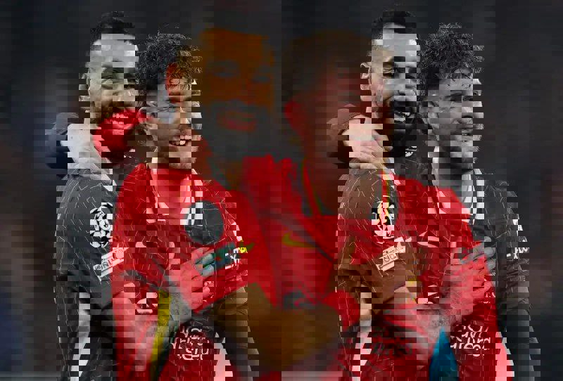 2137989