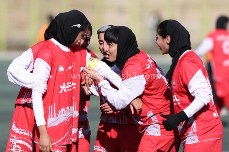 کمتر از دو ماه تا نبردهای حیثیتی در یک لیگ جدید؛/ بی‌اعتنایی عجیب استقلال و پرسپولیس به فوتبال زنان!