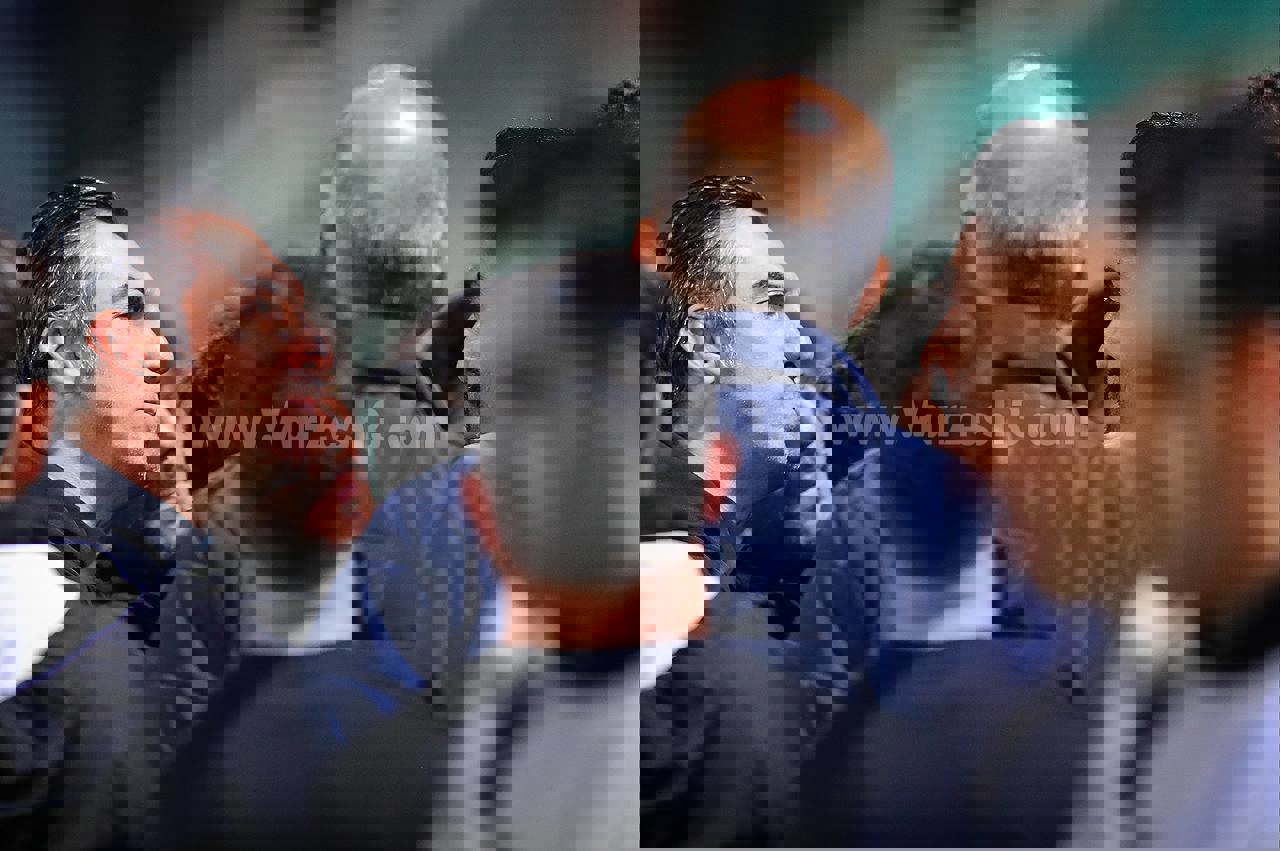 2161162