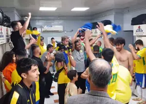 جشن بزرگ صنعت نفت در رختکن (عکس)