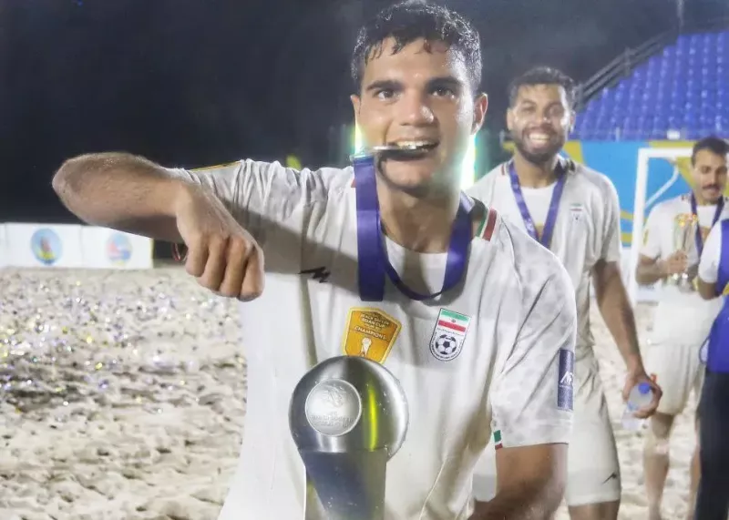 ستاره جوان تیم ملی جام قهرمانی را گاز زد (عکس)
