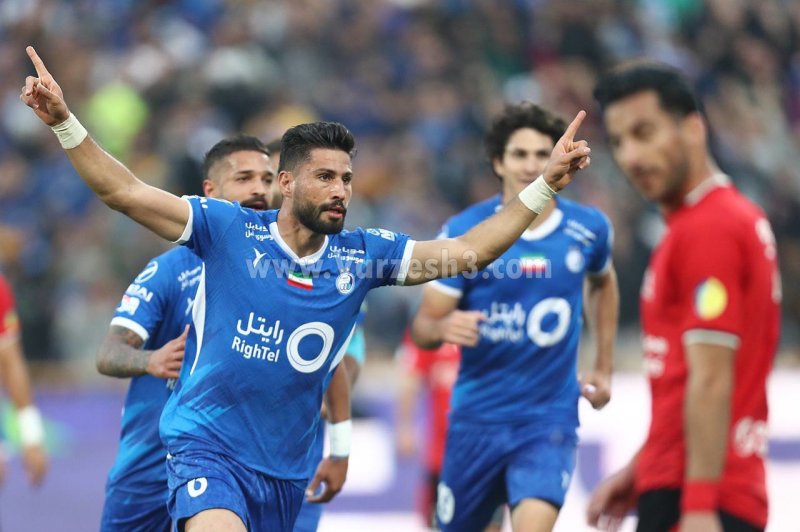 خروج پردردسر استقلالی‌ها از ورزشگاه تبریز