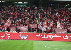 بنرهای فرهنگی در دست هواداران زن پرسپولیسی