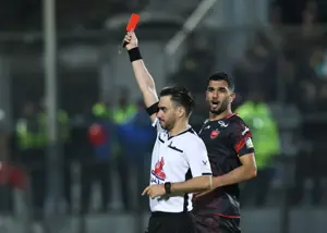 تقابل پرسپولیس- نساجی با پنج بازیکن اخراجی!