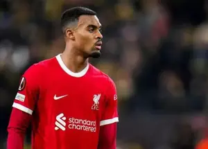 عصبانیت لیورپولی‌ها از گراونبرخ: تو هم مثل آرنولدی!