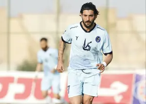 آقای گل سابق، دفاع راست شد!