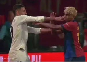 زد و خورد عجیب سبایوس و یامال برای گرفتن توپ!
