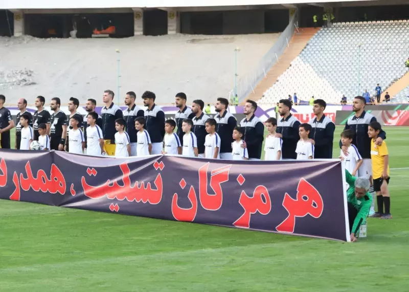 بازیکنان حریف استقلال با لباس کارگری!(عکس)