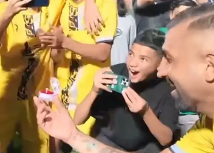 صحنه زیبا در لیگ ایران: خواستاری وسط جشن