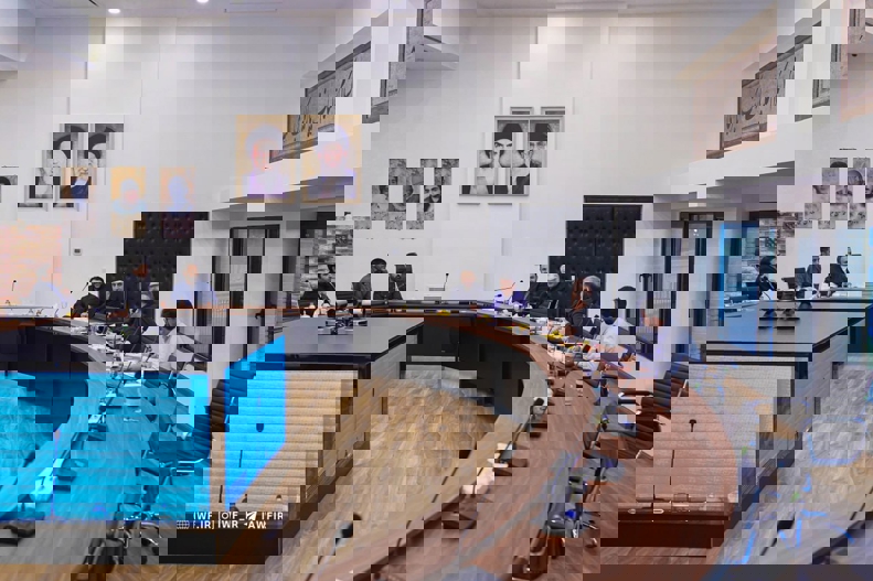 2183324