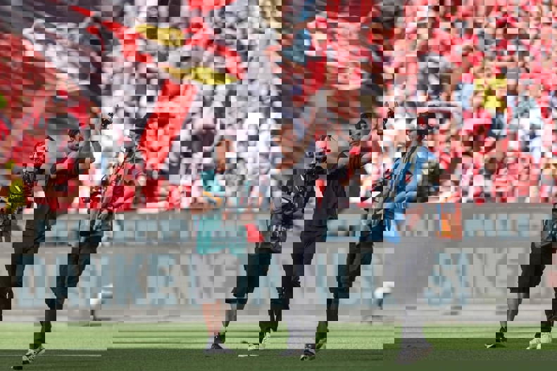 2185658