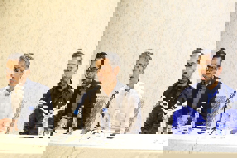 2186573
