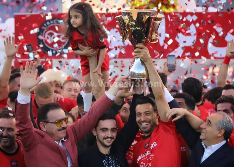 جام روی دست شجاع و زنوزی 